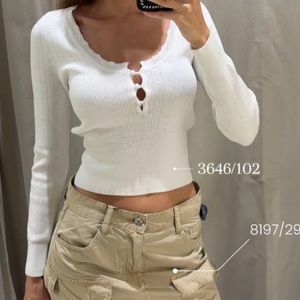 Girly Zara white knit sweater cropped with 3 buttons